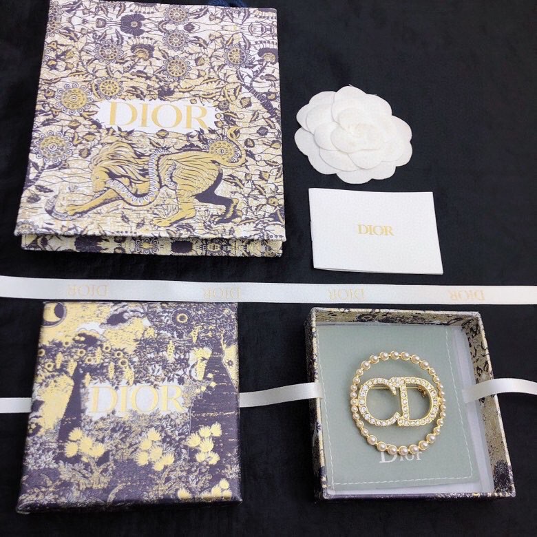 ch**an D*or brooches